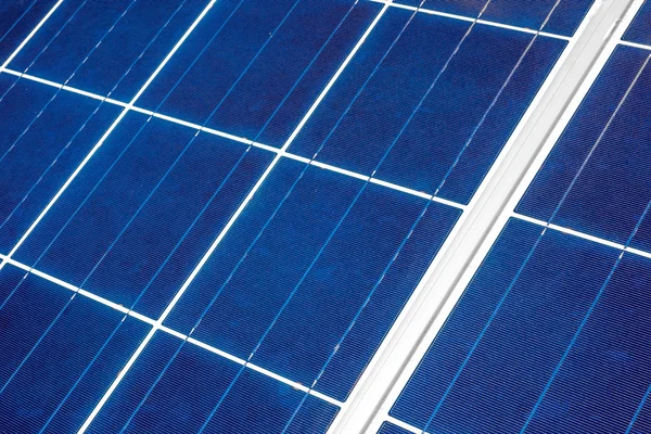 Панелі сонячних батарей впритул — стокове фото