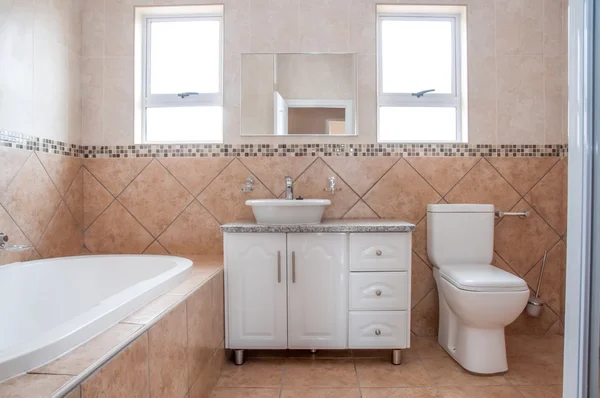 Nuevo baño con bañera, lavabo y toilette — Foto de Stock