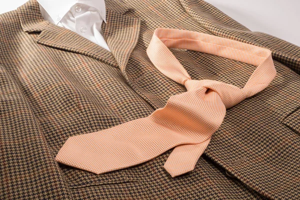 Πορτοκαλί γραβάτα για καφέ σακάκι και λευκό πουκάμισο — Φωτογραφία Αρχείου