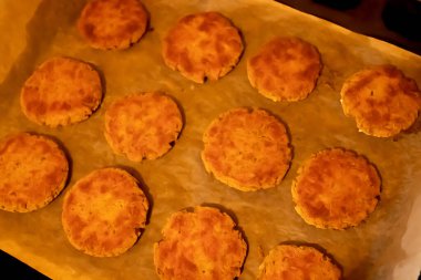 Pişirme kağıdındaki kırmızı mercimeklerden alınmış vejetaryen çiğ pirzolalar. Üst görünüm