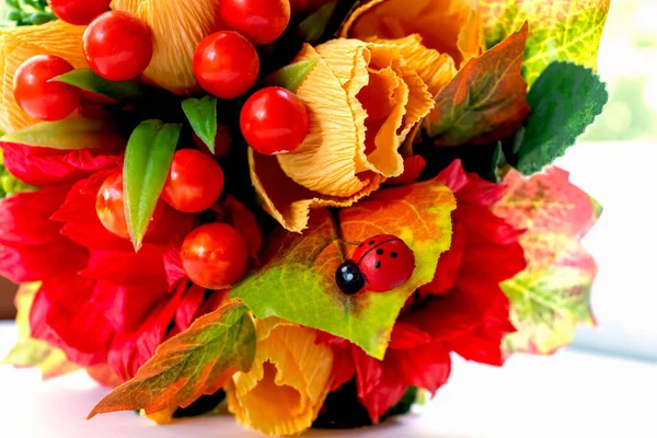 Buquê de flores de papel de bagas vermelhas de cor amarela de congratulações com o dia do tempo de outono de conhecimento. — Fotografia de Stock