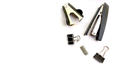 İzole edilmiş ögeler kırtasiye zımbası beyaz arkaplan arkaplan görünümü boşluğunda metinler için klipsleri zımbalar