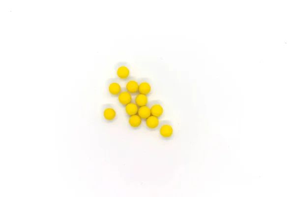 Pílulas Amarelas Redondas Itens Isolados Fundo Branco Vista Superior — Fotografia de Stock