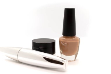 Maskara, kaş gölgesi, oje ve beyaz arka planda izole edilmiş.