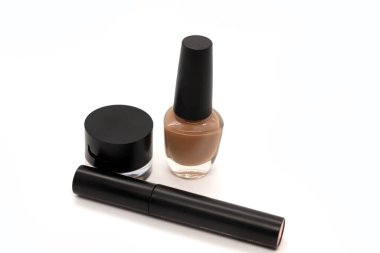 Ruj, kaş gölgesi, oje ve beyaz arka planda izole edilmiş..