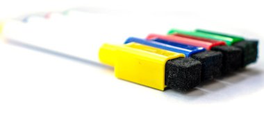 Beyaz arka planda çok renkli işaretler var. Okul ve ofis için kırtasiye malzemesi.