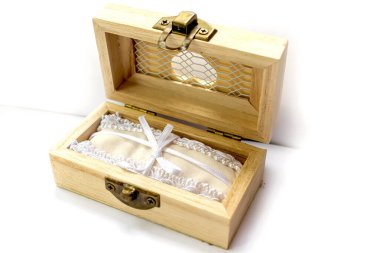 Mücevher için ahşap kutu. Nişan yüzüklerinde beyaz kurdele var.