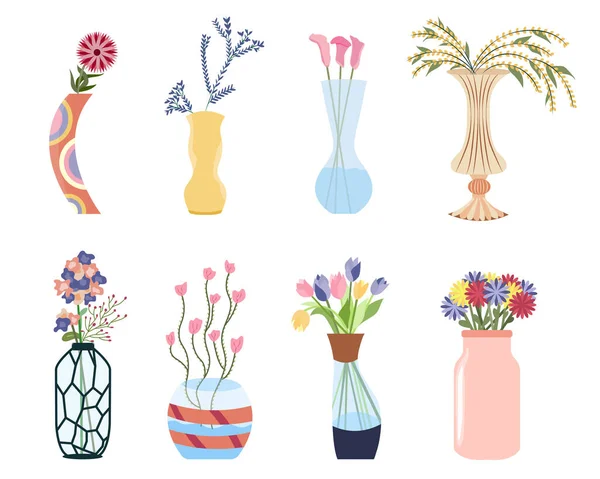 Set de ramo de flores. Tulipanes, calas, margaritas con jarrones, jarras y botellas de vidrio con agua. Flores de primavera, plantas de decoración aisladas sobre fondo blanco. Flores para la celebración. — Vector de stock