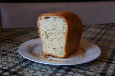 Ekmeğin yarısı tabakta.