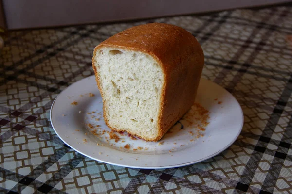Μισό Καρβέλι Ψωμί Ένα Πιάτο — Φωτογραφία Αρχείου