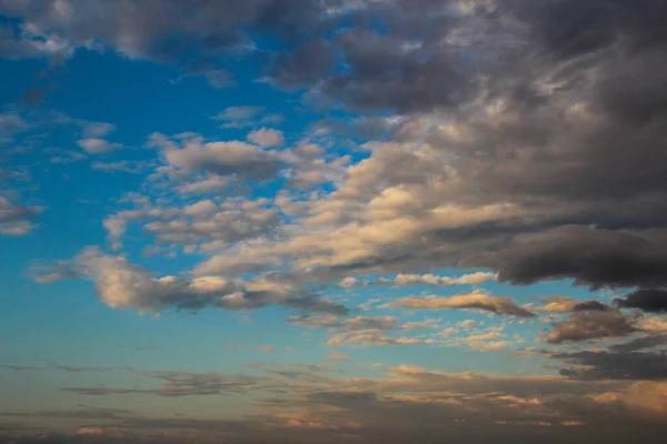 Nuvens Escuras Tempestade Contra Céu Azul — Fotografia de Stock