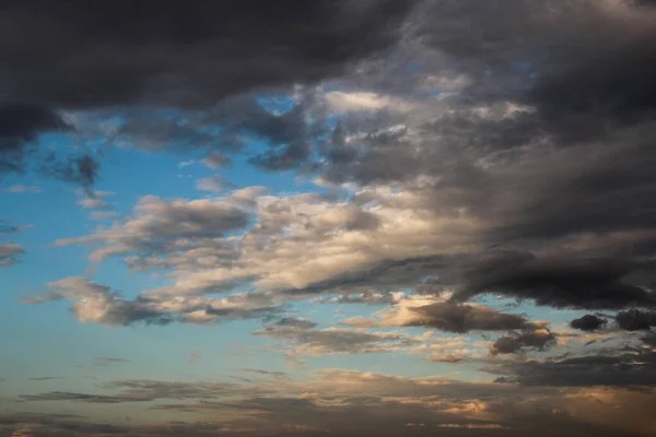Nuvens Escuras Tempestade Contra Céu Azul — Fotografia de Stock