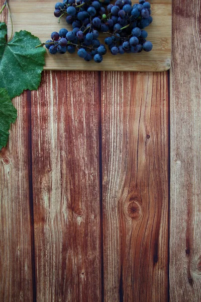 Blaue Trauben Mit Blättern Auf Braunem Holzhintergrund Mit Kopierraum — Stockfoto