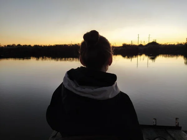 Silhouette Einer Jungen Frau Hintergrund Des Flusses Bei Sonnenuntergang Rückseite — Stockfoto