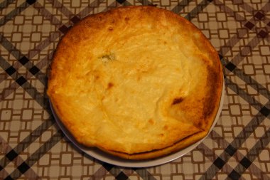 Beyaz tabakta kremalı pasta.