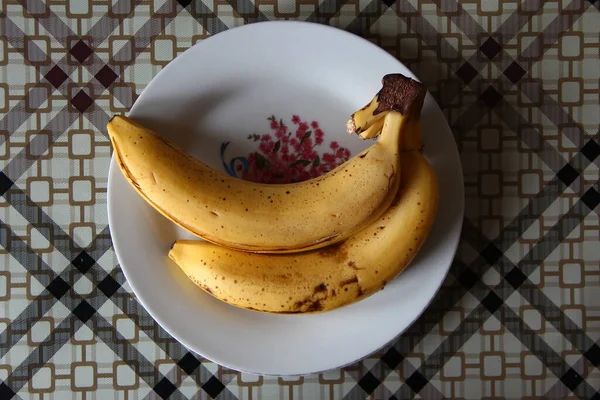 Τρεις Μπανάνες Είναι Στο Πιάτο — Φωτογραφία Αρχείου