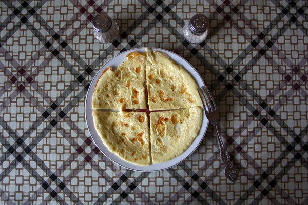 Tabaktaki Omlet Dörde Bölündü — Stok fotoğraf