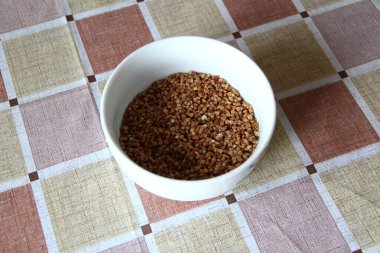 Çiğ karabuğdaylı tabak.