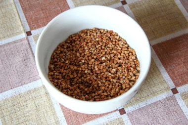 Çiğ karabuğdaylı tabak, kapat.