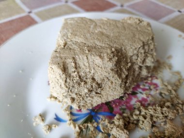 Halva üzerindeki ısırık izleri beyaz bir tabakta.