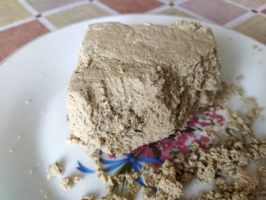 Halva üzerindeki ısırık izleri beyaz bir tabakta.