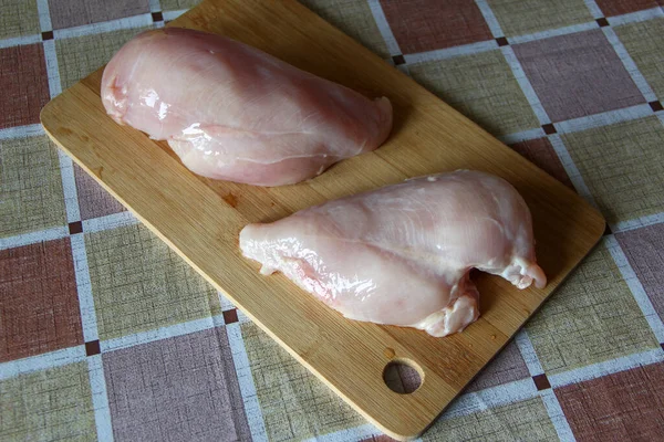 Peito Frango Cru Placa Corte Madeira — Fotografia de Stock