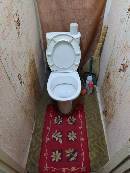 Gammal Toalett Med Dålig Renovering — Stockfoto