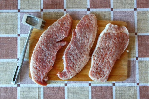 Três Costeletas Porco Cruas Com Especiarias Martelo Tábua Corte — Fotografia de Stock