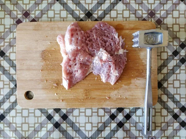 Carne Crua Bifes Com Martelo — Fotografia de Stock