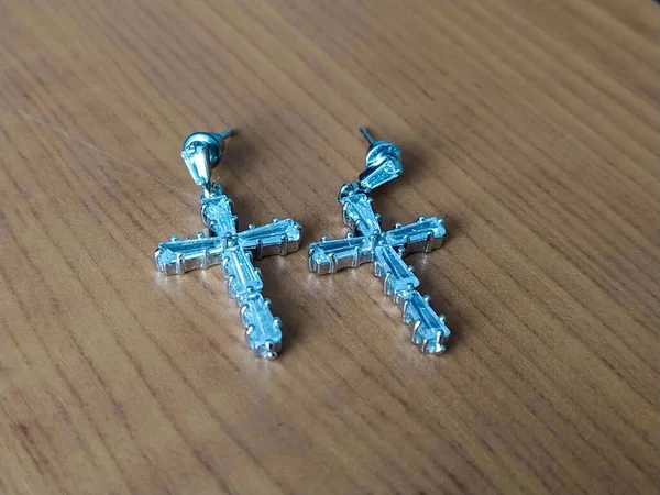 Boucles Oreilles Forme Croix Sur Une Table Bois — Photo