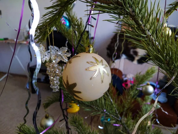Χριστουγεννιάτικη Μπάλα Παιχνιδιού Ένα Χριστουγεννιάτικο Δέντρο Εορταστική Φωτογραφία Από Κοντά — Φωτογραφία Αρχείου