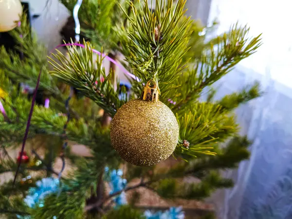 Noel Ağacındaki Noel Oyuncağı Balosu Şenlikli Bir Fotoğraf — Stok fotoğraf