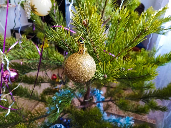 Weihnachten Spielzeugkugel Auf Einem Weihnachtsbaum Festliches Foto Aus Nächster Nähe — Stockfoto