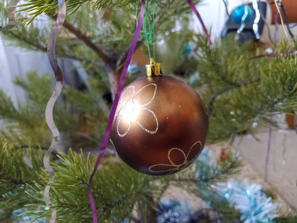Gouden Kerst Speelgoed Bal Een Kerstboom Feestelijke Foto Close — Stockfoto