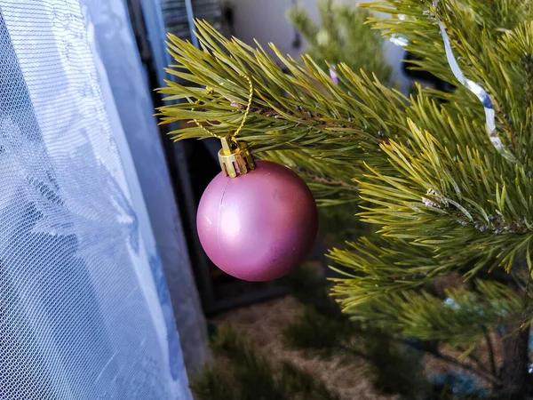 クリスマスツリー上のクリスマスのおもちゃのボール お祝いの写真を閉じる — ストック写真