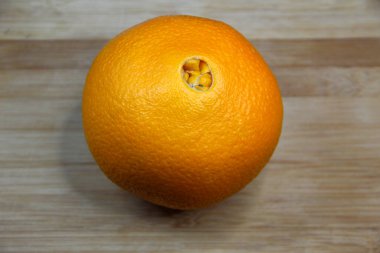 Ahşap arka planda büyük portakal meyvesi, yakın çekim