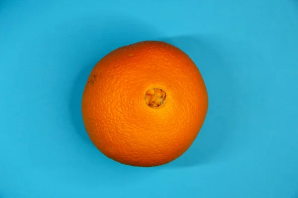 Große Orangefarbene Früchte Auf Blauem Hintergrund Nahaufnahme Draufsicht — Stockfoto