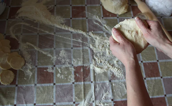 Femeie Frământând Aluat Bucătărie Închide — Fotografie, imagine de stoc