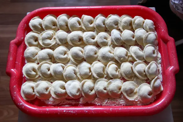 Råa Dumplings Ligger Röd Bricka Mjöl — Stockfoto