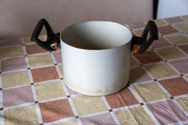 Masadaki eski boş alüminyum tava