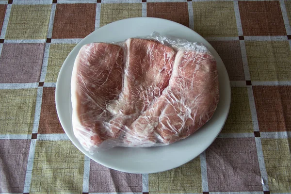 Zamrożone Kawałki Wieprzowiny Talerzu — Zdjęcie stockowe