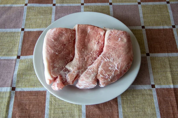 Kawałki Mrożonego Mięsa Wieprzowego Talerzu — Zdjęcie stockowe