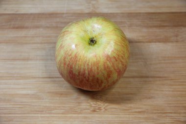 Ahşap arka planda bir elma