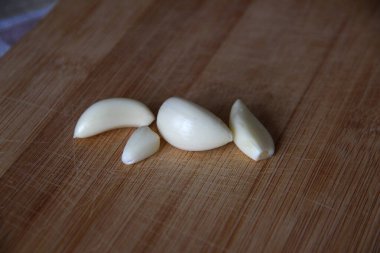 Tahtaya sarımsaklı karanfil.