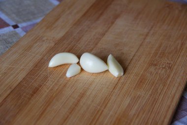 Tahtaya sarımsaklı karanfil.