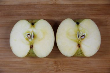 Ahşap arka planda bir elmanın iki yarısı