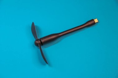 Mavi arkaplanda USB fan