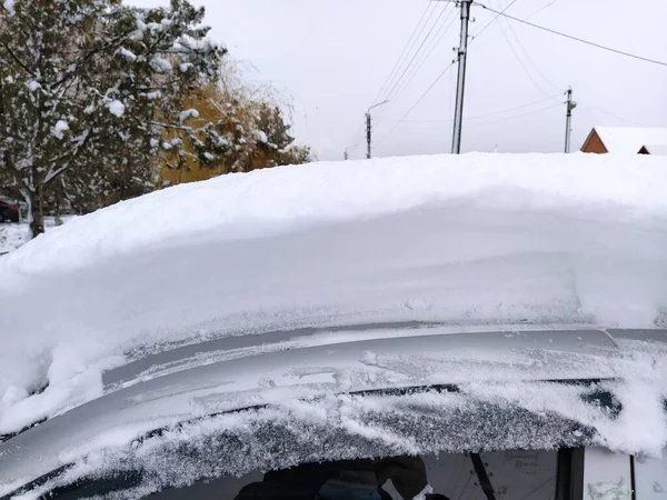 道路上の雪に覆われた車の屋根 — ストック写真