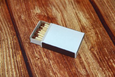 Ahşap zemin üzerinde kibrit kutusu ile kopyalama alanı