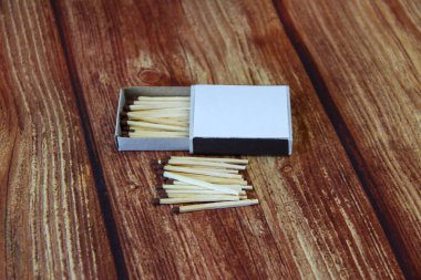 Ahşap arkaplanda kibrit kutusu ve kibrit kutusu, kopyalama alanı